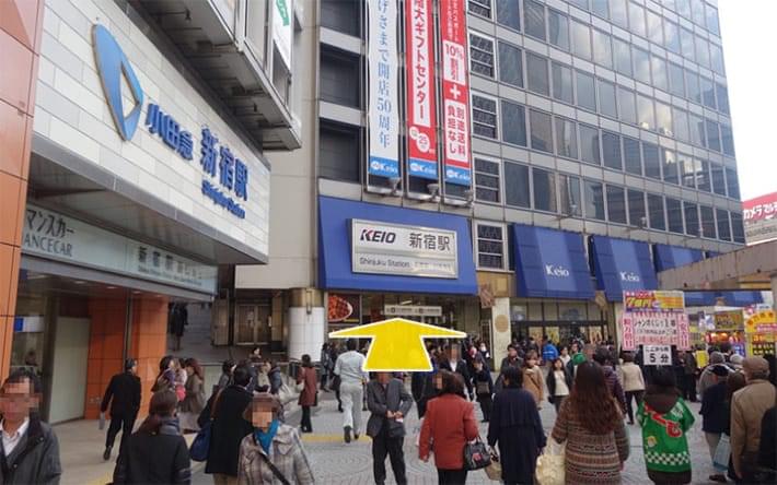 新宿駅西口を京王デパートに沿って歩きます。