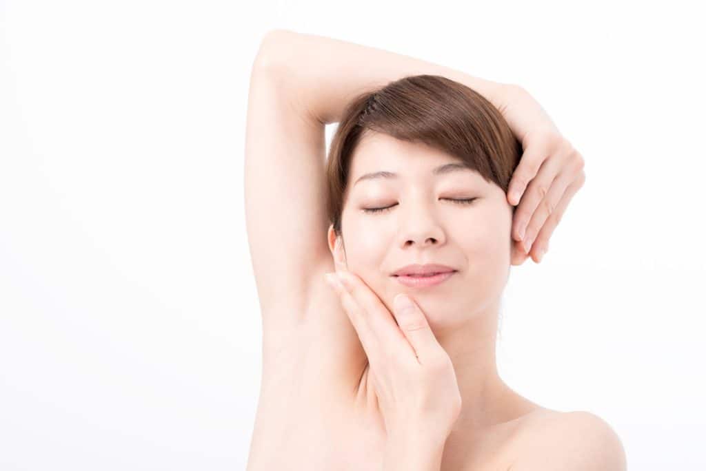 「汗染みが気になる、、、」ワキ汗で悩んでいる時の解消方法